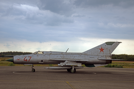 849698 Afbeelding van een Mig-21 straaljager op het terrein van het Nationaal Militair Museum (voormalige vliegbasis ...